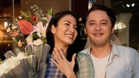 <p>Artis pemeran Badarawuhi di film KKN di Desa Penari, Aulia Sarah baru saja dilamar sang kekasih, Adityar Zulhyandra Aladin. Momen romantis tersebut dibagikan Aulia Sarah di akun Instagram miliknya, Bunda. (Foto: Instagram @owliasarah)</p>