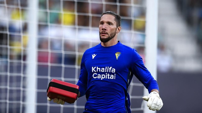 Kiper Cadiz Jeremias Ledesma menuai pujian karena berlari kencang membawa alat pacu jantung pada laga kontra Barcelona.