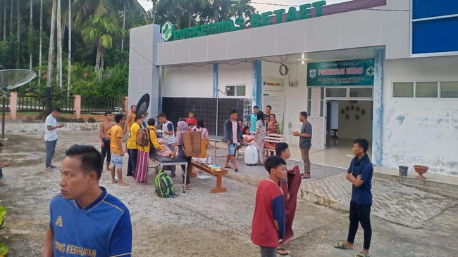Seorang warga terluka akibat gempa berkekuatan 6,1 magnitudo yang mengguncang Mentawai, Sumbar (11/9).