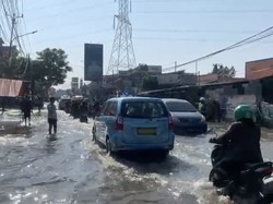 Jalan KH Hasyim Ashari Ciledug Masih Terendam Banjir