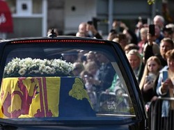 Perjalanan Jenazah Ratu Elizabeth II ke Edinburgh Diselimuti Suasana Hening