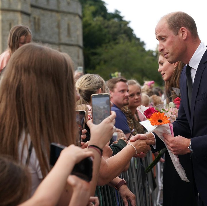 <p>William dan Kate terlihat berjabat tangan dengan warga tanpa pengawalan yang ketat. Keduanya juga sempat berbincang-bincang dan menerima bunga yang diberikan warga. (Foto: Facebook The Royal Family)</p>