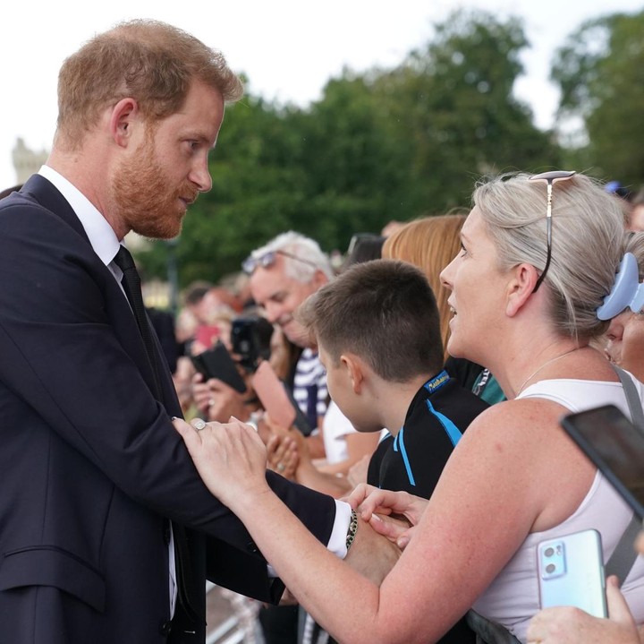 <p>William dan Kate datang bersama Pangeran Harry dan Meghan Markle, Bunda. Menurut sebuah sumber, William mengajak Harry bergabung dengannya untuk menyapa warga Inggris. (Foto: Facebook The Royal Family)</p>