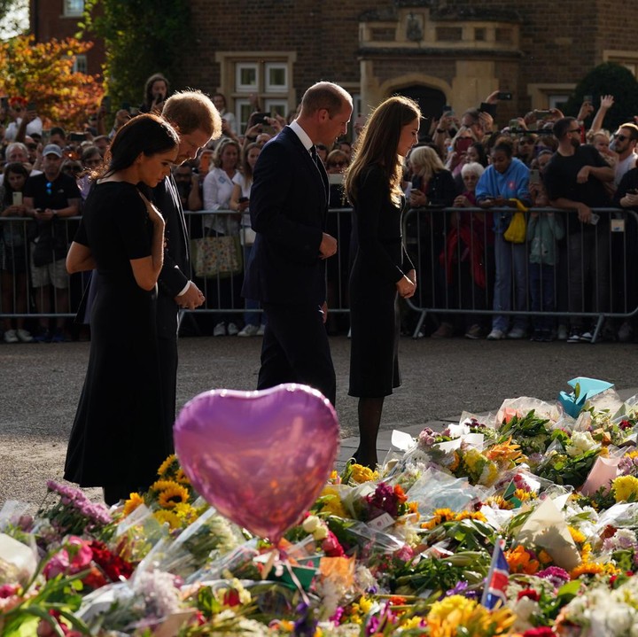 <p>Di luar Kastil Windsor, Pangeran dan Putri Wales bersama Duke dan Duchess of Sussex juga melihat karangan bunga serta pesan yang ditinggalkan untuk mendiang Ratu Elizabeth II. (Foto: Facebook The Royal Family)</p>