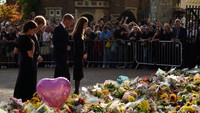 <p>Di luar Kastil Windsor, Pangeran dan Putri Wales bersama Duke dan Duchess of Sussex juga melihat karangan bunga serta pesan yang ditinggalkan untuk mendiang Ratu Elizabeth II. (Foto: Facebook The Royal Family)</p>