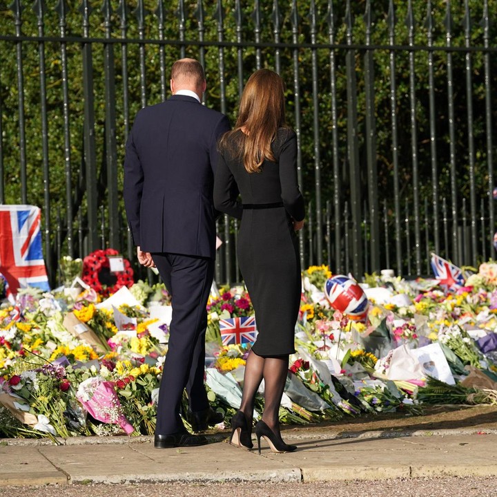 <p>Pangeran William dan Kate Middleton menyapa warga yang berda di luar Kastil Windsor usai Ratu Elizabeth II meninggal, 8 September 2022. (Foto: Facebook The Royal Family)</p>