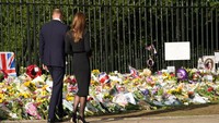 <p>Pangeran William dan Kate Middleton menyapa warga yang berda di luar Kastil Windsor usai Ratu Elizabeth II meninggal, 8 September 2022. (Foto: Facebook The Royal Family)</p>