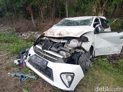 Mobil di Madiun Tertabrak KA Setelah Pengemudi Salah Injak Gas
