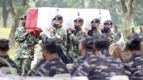 FOTO: Pesawat TNI AL Jatuh, Hingga Anies Diperiksa KPK