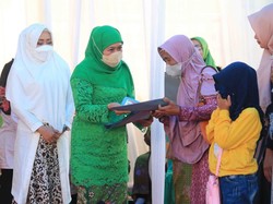 Bupati Ikfina Dampingi Gubernur Khofifah Lantik PC Muslimat NU Mojokerto