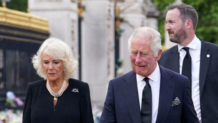 LONDON, ENGLAND - SEPTEMBER 10: Camilla, Queen Consort meets well-wishers as she returns to Clarence House from Buckingham Palace along the Mall during a impromptu walkabout following the death of Queen Elizabeth II on September 10, 2022 in London, United Kingdom. His Majesty The King is proclaimed at the Accession Council in the State Apartments of St James's Palace, London. The Accession Council, attended by Privy Councillors, is divided into two parts. In part I, the Privy Council, without The King present, proclaims the Sovereign and part II where The King holds the first meeting of His Majesty's Privy Council. The Accession Council is followed by the first public reading of the Principal Proclamation read from the balcony overlooking Friary Court at St James's Palace. The Proclamation is read by the Garter King of Arms, accompanied by the Earl Marshal, other Officers of Arms and the Serjeants-at-Arms. (Photo by Victoria Jones - WPA Pool/Getty Images)