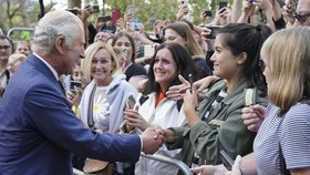 FOTO: Momen Raja Charles III Sapa Warga usai Naik Takhta