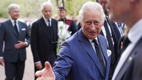 Diadang Pedemo, Charles III Abaikan Poster 'Bukan Rajaku'