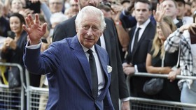 Raja Charles III Datangi Antrean Warga Pelayat Ratu Elizabeth II