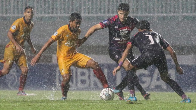 Lapangan Stadion Pakansari yang tergenang air ketika menggelar pertandingan Rans Nusantara FC vs Persik Kediri membuat netizen menyindir PSSI.