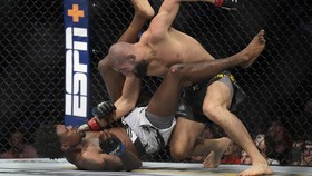 FOTO: Chimaev Menggila, Hentikan Holland Hanya 2 Menit di UFC 279