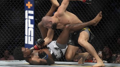 FOTO: Chimaev Menggila, Hentikan Holland Hanya 2 Menit di UFC 279