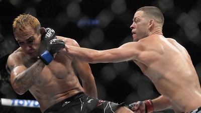 FOTO: Diaz Brutal Bikin Ferguson Luka pada Wajah dan Kaki di UFC 279