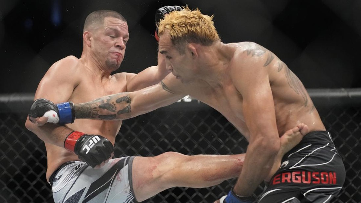 FOTO: Diaz Brutal Bikin Ferguson Luka pada Wajah dan Kaki di UFC 279