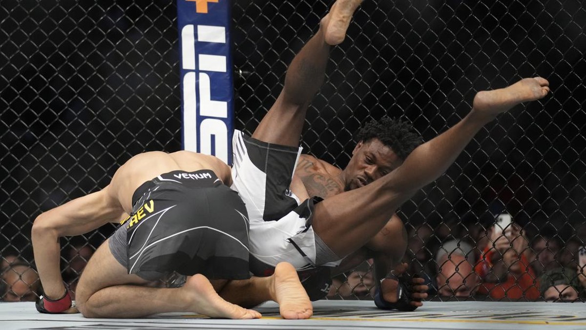 FOTO: Chimaev Menggila, Hentikan Holland Hanya 2 Menit di UFC 279