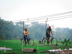 Mencoba Kereta Sawah-Sepeda Layang di Wisata Sumber Gempong Mojokerto