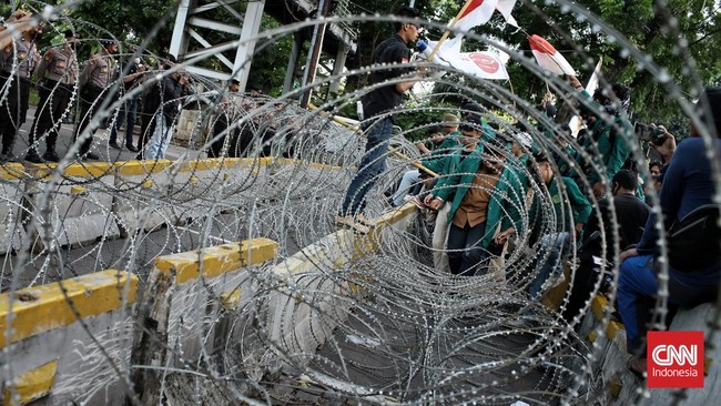 Polisi menutup ruas Jalan Medan Merdeka Barat, Jakarta Pusat ke arah Istana Negara, menjelang demo mahasiswa pada Jumat (20/10).