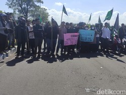 HMI Blokade Bypass Juanda Tunjukkan Aksi Mereka Tak Main-Main