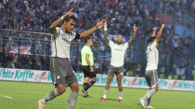 Luis Milla di ambang rekor fantastis bersama Persib Bandung di Liga 1 setelah meraih kemenangan kedua beruntun usai menggilas Arema FC 2-1, Minggu (11/9).