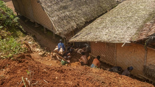 FOTO: Banjir dan Longsor Merambah Perkampungan Suku Baduy