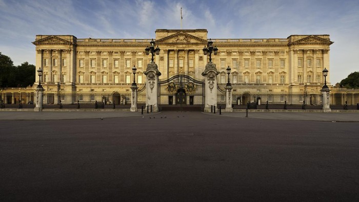 Istana Buckingham biasanya sering terdengar ketika ada kabar yang berkaitan dengan keluarga kerajaan Inggris. Sebenarnya apa fungsi dari istana ini ya?