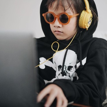 7 Potret Bjorka Anak Ringgo Agus Rahman Cosplay Jadi Hacker Bikin Khawatir