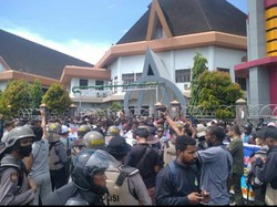 Gubernur Papua Dipanggil KPK, Massa Simpatisan Kepung Mako Brimob