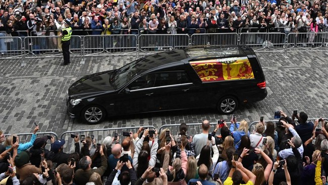 Jenazah Ratu Elizabeth telah tiba di Edinburg setelah dibawa selama enam jam dari Kastil Balmoral.