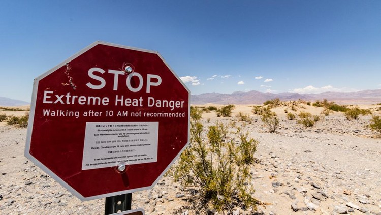 Death Valley USA. Advisory sign not so walk too far. Temperatures on that day were around 50C/122F