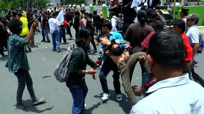 Seorang pedemo tolak kenaikan harga BBM di Kabupaten Aceh Barat, Aceh tergeletak di tengah jalan karena terkena tembakan gas air mata yang mengenai dadanya.