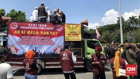 Sempat Ricuh, Massa Aksi 1209 Salat Ashar di Patung Kuda
