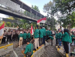 Pendemo Tolak BBM Naik Robohkan Lalu Injak-injak Kawat Berduri di Jakpus
