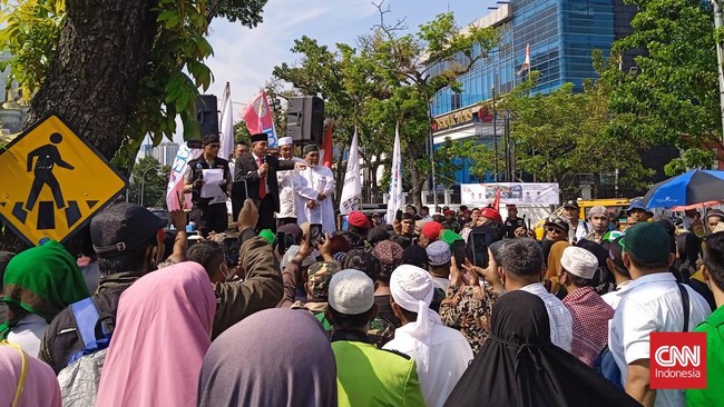 Gubernur Sumut Edy Rahmayadi menemui para demonstran di depan kantornya, dan berjanji akan menyampaikan aspirasi mereka ke Jakarta.