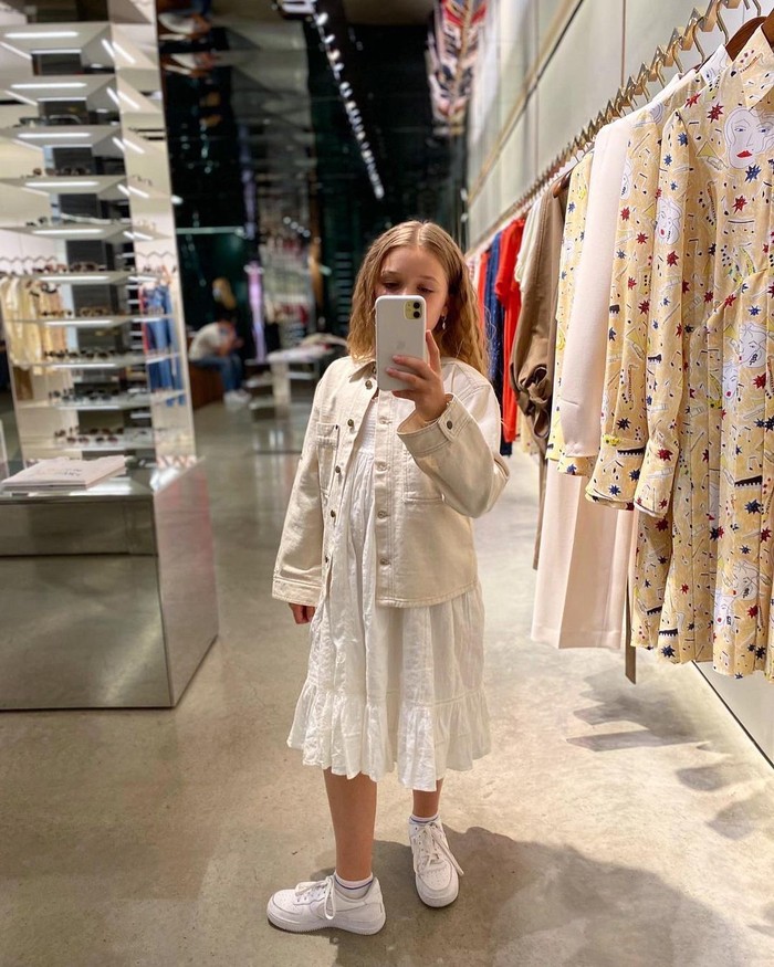 Gadis bungsu dengan 3 kakak laki-laki ini juga suka selfie, Beauties. Salah satunya menunjukkan all-white look di mana ia memakai summer dress putih, jaket broken white, dan sneakers. Foto: instagram.com/victoriabeckham