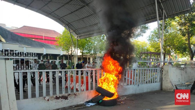 Setelah sempat dorong-dorongan dengan aparat penjaga keamanan, massa aksi membakar ban bekas di depan kantor Pertamina regional Sulawesi.