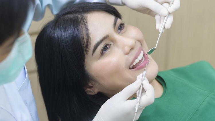 Ilustrasi Maloklusi Gigi Young woman having teeth examined by dentist in dental clinic, teeth check-up and Healthy teeth concept