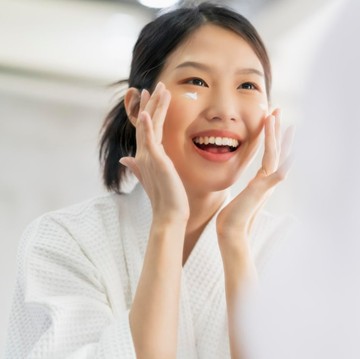 img-title Nggak Perlu Banyak Produk, Ternyata Kamu Cuma Butuh Ini untuk Punya Kulit Wajah dan Tubuh Glowing