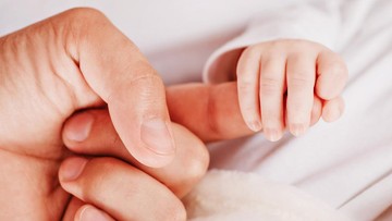 CERITA BUNDA MELAHIRKAN BAYI YANG MEMEGANG ALAT IUD