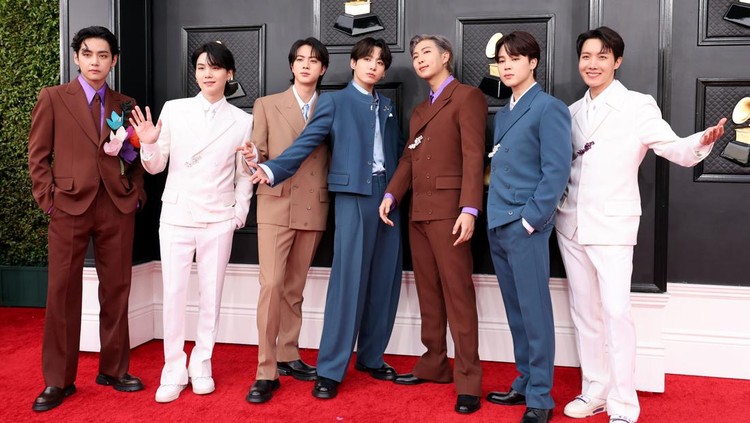 Inspirasi Gaya Wisuda Outfit Pria LAS VEGAS, NEVADA - APRIL 03: V, Suga, Jin, Jungkook, RM, Jimin and J-Hope of BTS attends the 64th Annual GRAMMY Awards at MGM Grand Garden Arena on April 03, 2022 in Las Vegas, Nevada. (Photo by Amy Sussman/Getty Images)