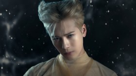 Comeback, Jackson Wang Jatuh dari Langit dalam Blue
