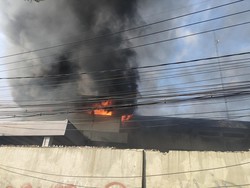 Kobaran Api di Gudang JNE Pekapuran Depok yang Terbakar
