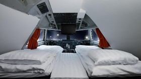 Sensasi Menginap di Hostel Bekas Pesawat, Cockpit Jadi Kamar Mewah