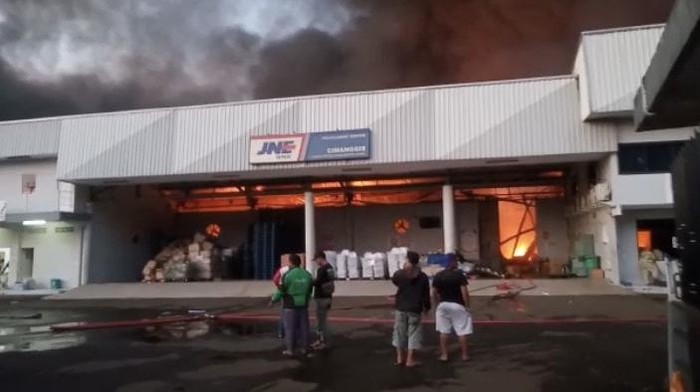 Gudang JNE di Depok Kebakaran, Label Love & Flair Ternyata Turut Terdampak! Bagaimana Nasib Paket dan Pesananmu? Cek di Sini