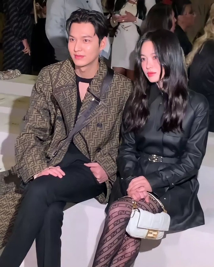 Keduanya tampak serasi saat duduk berdampingan selama menyaksikan acara fashion show. Aura mahal dari Lee Min Ho dan Song Hye Kyo terpancar selaras melalui setelan pakaian bewarna hitam dari koleksi brand Fendi./ Foto: instagram.com/voguethailand