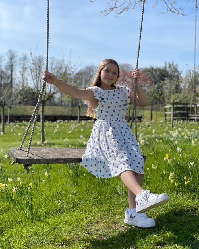 Kembali terlihat dalam summer dress, kali ini putri David Beckham itu mengenakan gaun lengan ruffles motif polkadot dan sneakers. Foto: instagram.com/victoriabeckham